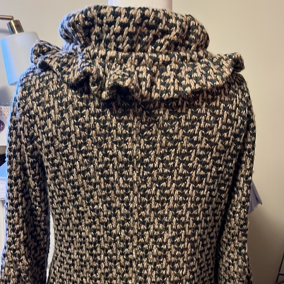 Ryu brand coat that features an adjustable ruffle neck, fully lined, small - Picture 3 of 14